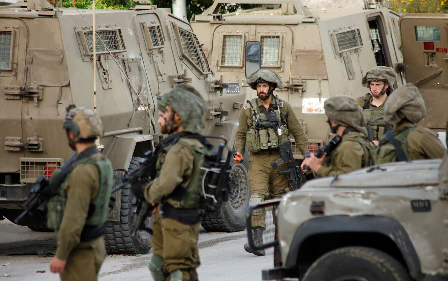Occupation forces injure two Palestinians south of Nablus