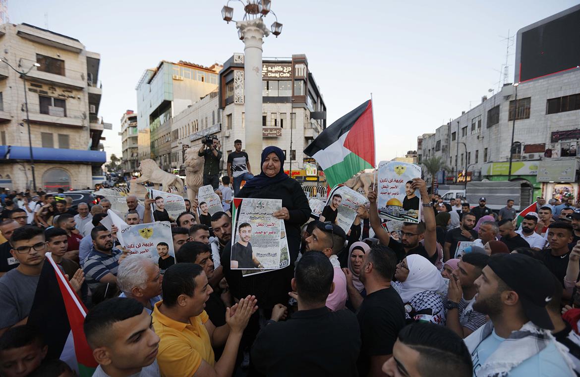 Hundreds march in Ramallah in support of Palestinian prisoner Nasser Abu Hmeid