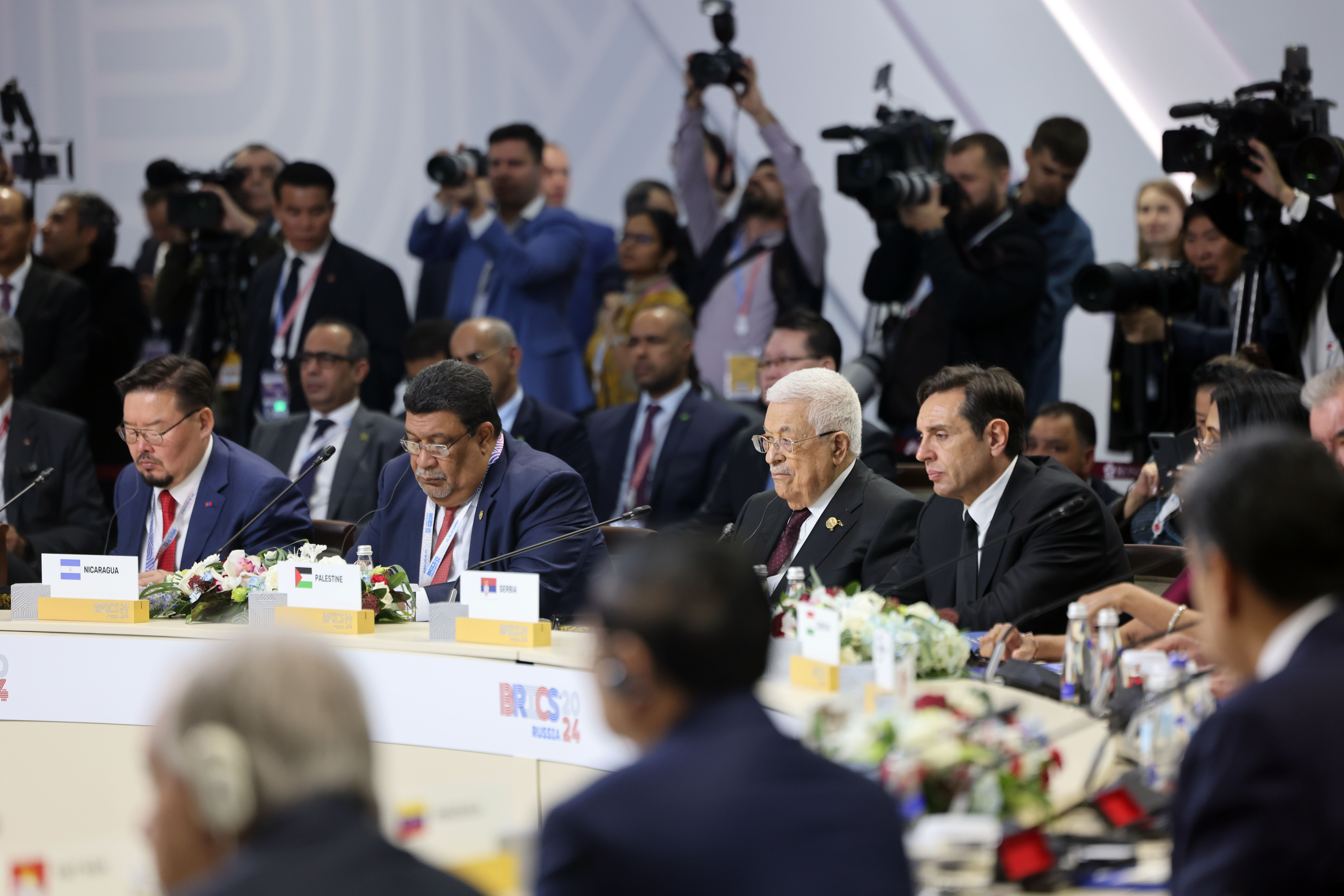 President Abbas calls for implementing UNSC resolution to stop Israel's aggression against Palestinians