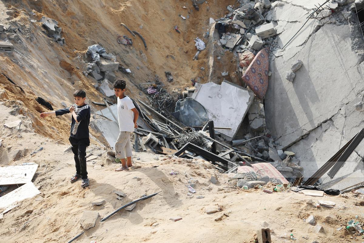 Health minister says missile fired by an Israeli warplane caused damage to Gaza hospital, panic among patients