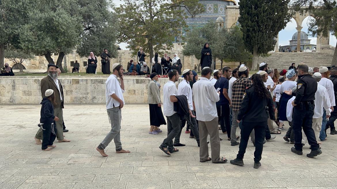For the fifth day, Israeli police storm Al-Aqsa Mosque to secure presence of Jewish fanatics at the Muslim holy site
